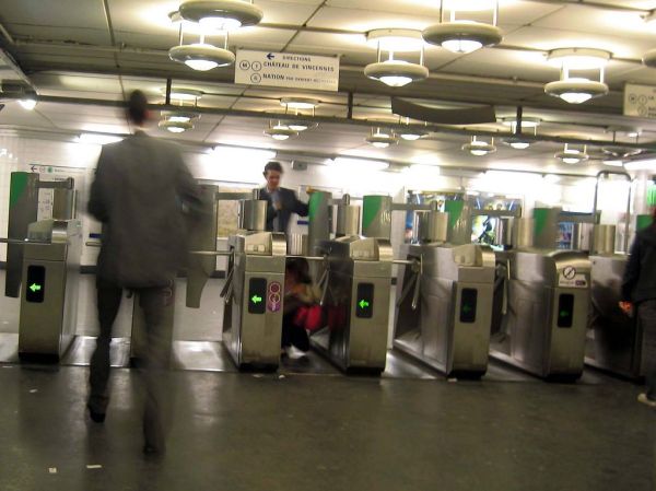 Portiques de validation dans le métro parisien