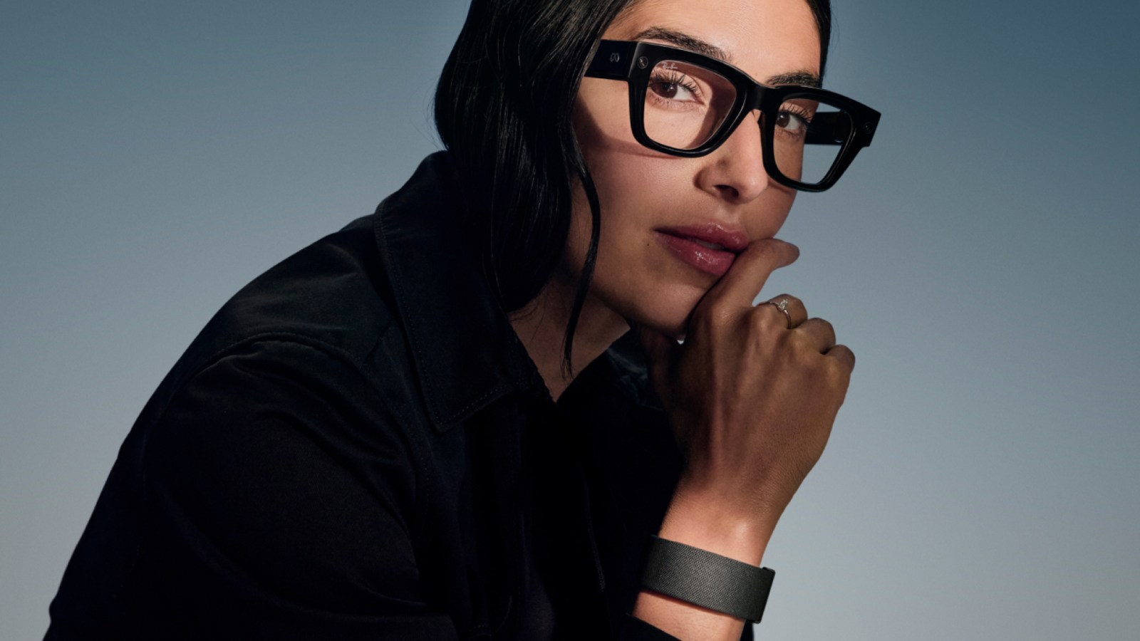Femme portant les lunettes connectées Ray-Ban Display de Meta avec le bracelet Neural Band au poignet