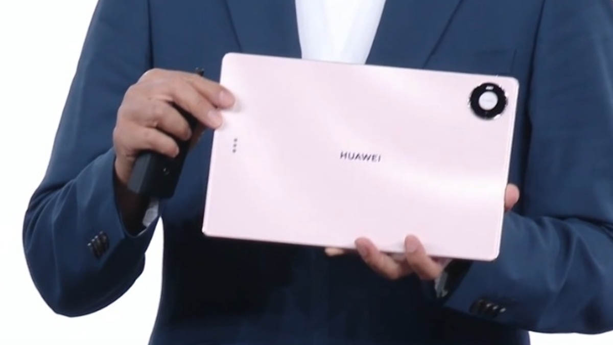 La tablette Huawei MatePad Pro 2026 coloris rose doré tenue en main, dos avec logo Huawei et bloc photo circulaire
