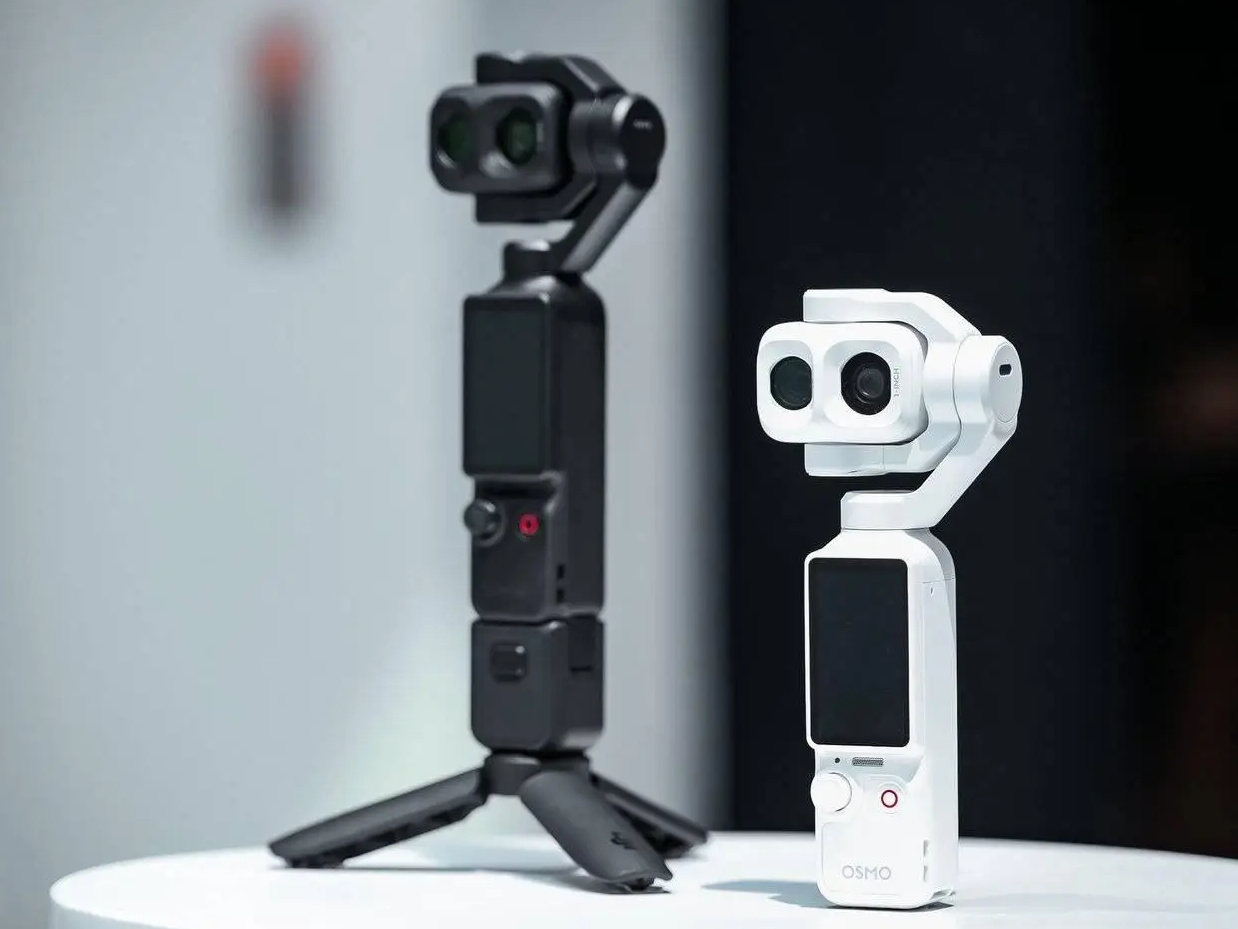 DJI Osmo Pocket 4P en finitions noir graphite et blanc nacré, avec sa tête à double objectif et son écran orientable